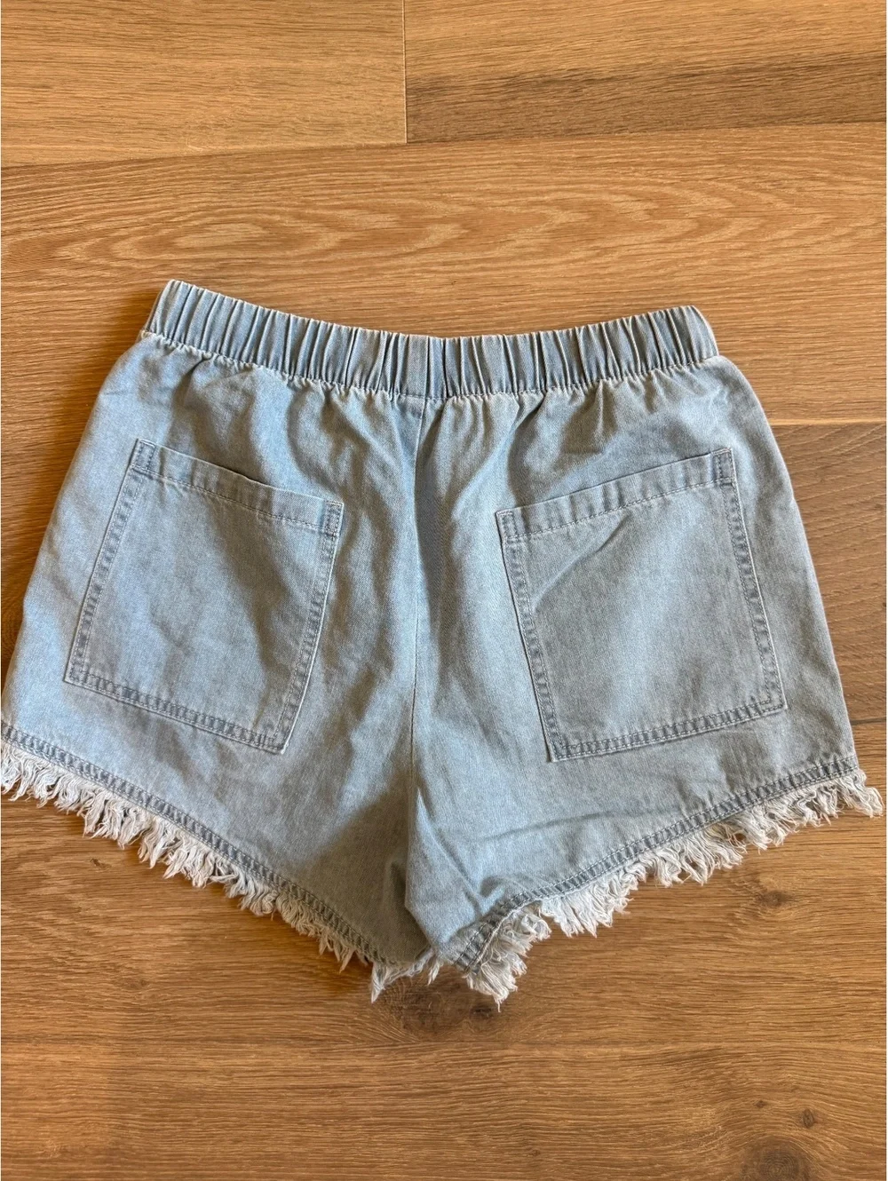 Pull on drawstring, casual light wash denim shorts for women raw hem size Medium